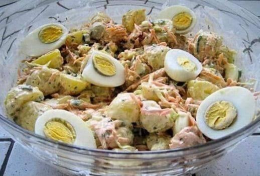 Insalata di patate con tonno e uova fresche