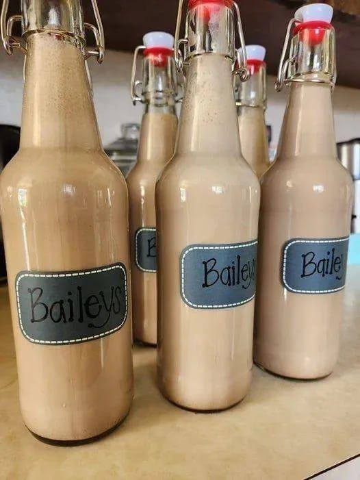 Come preparare il liquore al caffè Baileys fatto in casa in 5 minuti Ha lo stesso sapore dell’originale e rende molto di più!