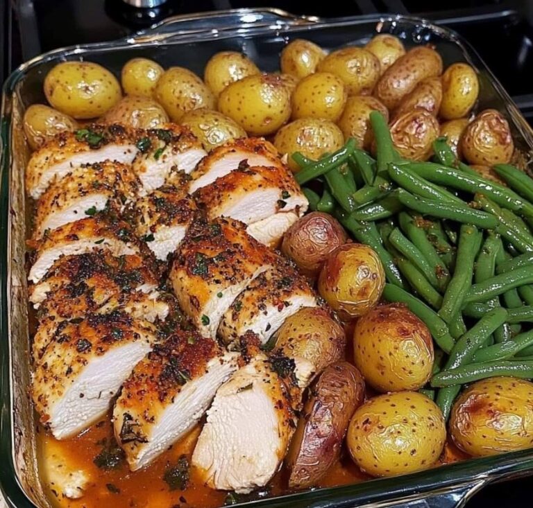 Pollo all’aglio e alle erbe in padella con patate e fagiolini