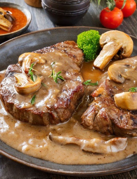 Bistecche di manzo con funghi freschi