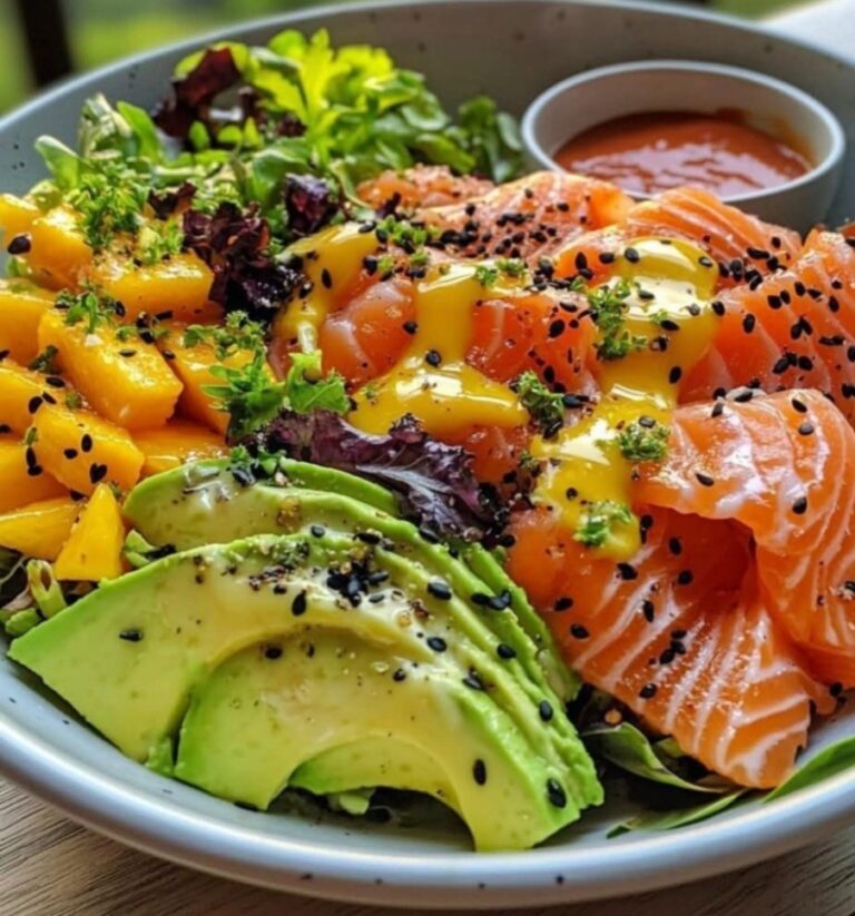 Insalata di mango e avocado con salmone affumicato