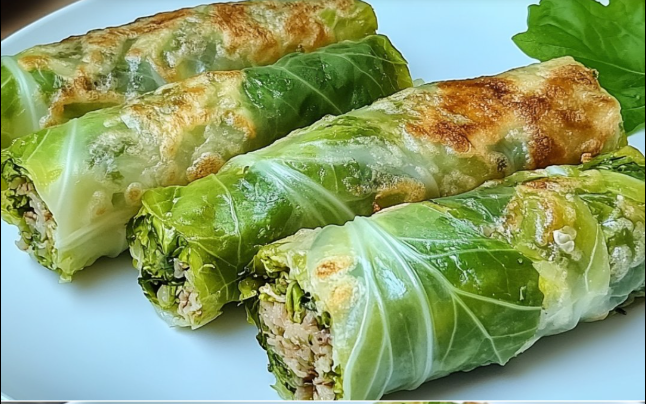 Involtini di cavolo cinese sani e a basso contenuto di carboidrati