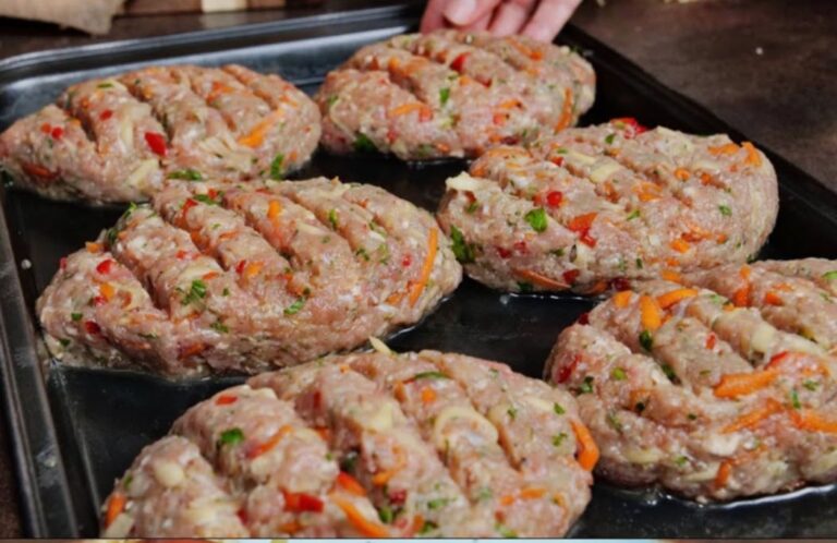 Empanadas di carne tedesca con cipolle sottaceto e insalata fresca