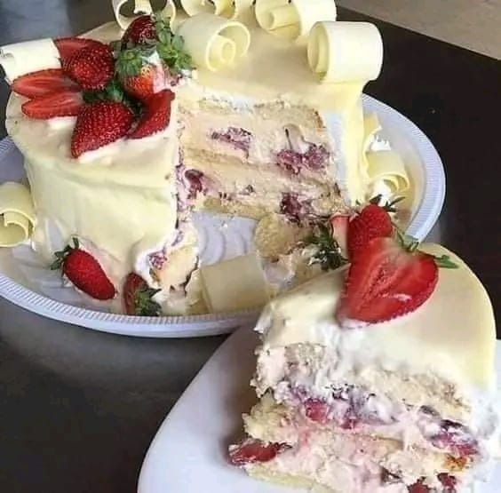 Torta al latte e fragole