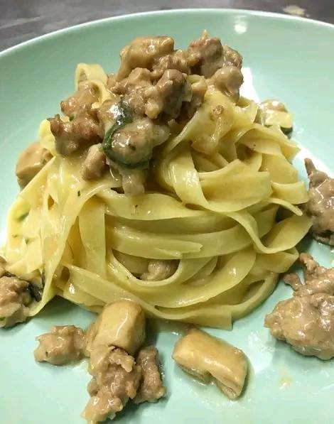 Fettuccine con funghi porcini, salsiccia