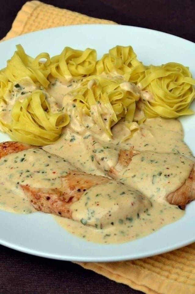 Scaloppine di pollo, salsa cremosa al dragoncello, prezzemolo ed erba cipollina