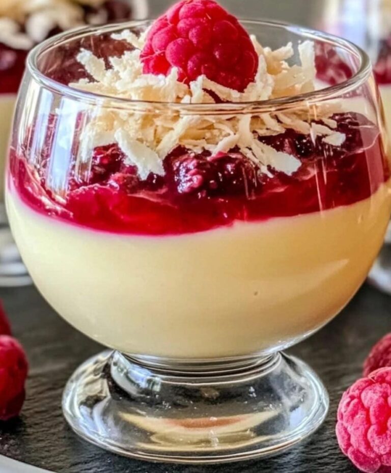 Panna Cotta Cioccolato Bianco e Lamponi: Un Dessert Elegante e Raffinato