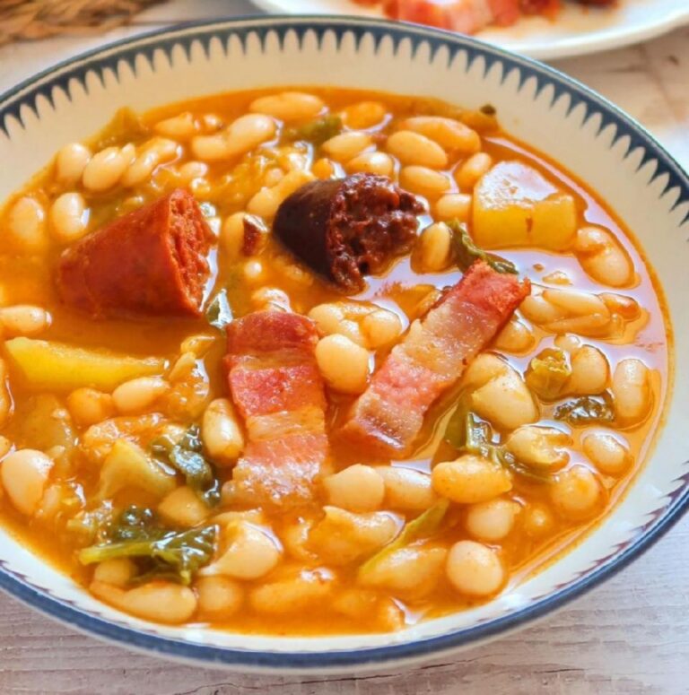Zuppa Rustica di Fagioli e Salsiccia: Un Comfort Food Irresistibile