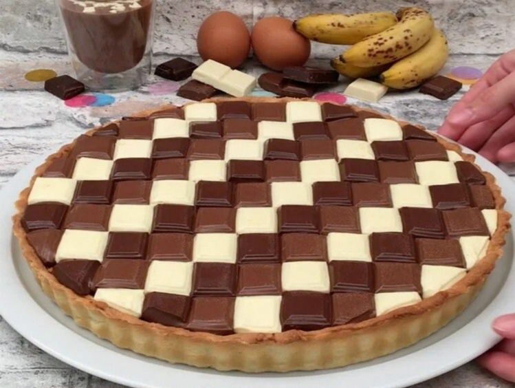 Torta Fondente al Triplo Cioccolato e Banana: Un Viaggio Sensoriale nella Dolcezza