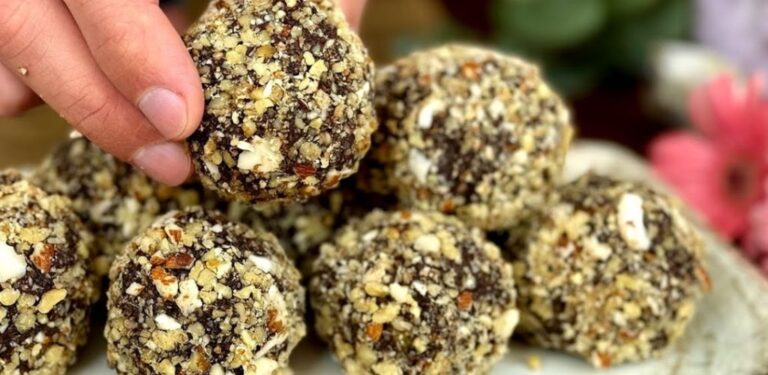 Bocconcini energetici senza cottura con banana e datteri e noci