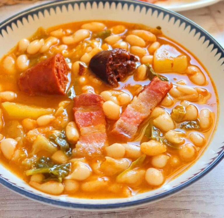 Zuppa Rustica di Fagioli e Salsiccia: Un Comfort Food Irresistibile