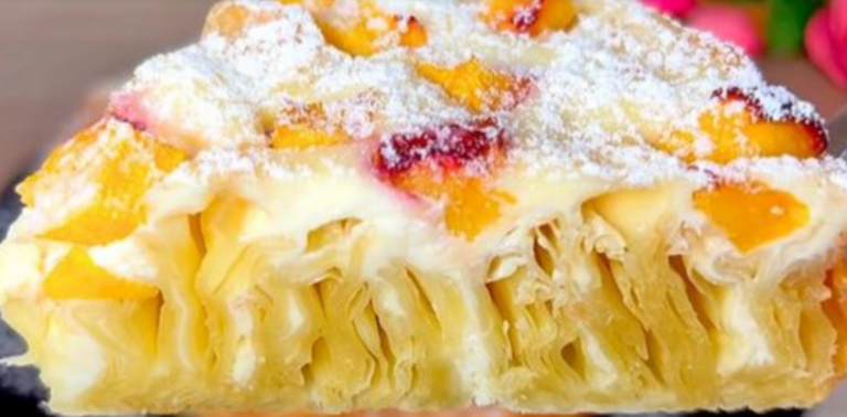 Torta di pesche senza impastare: la ricetta di un dolce originale e goloso