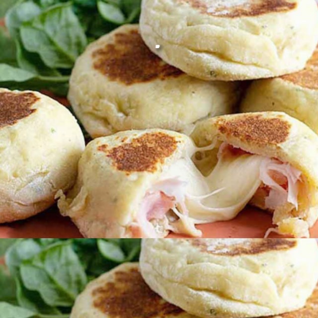 Deliziose focaccine di patate fritte in padella con prosciutto e formaggio