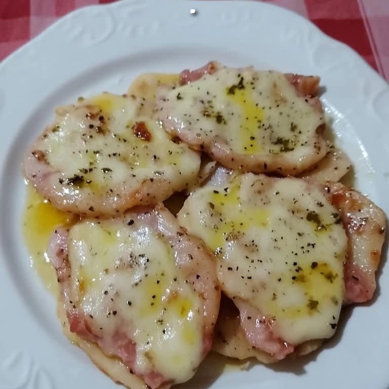 Scaloppine alla Valdostana Ingredienti per 4 persone: 8 fette di lonza di maiale