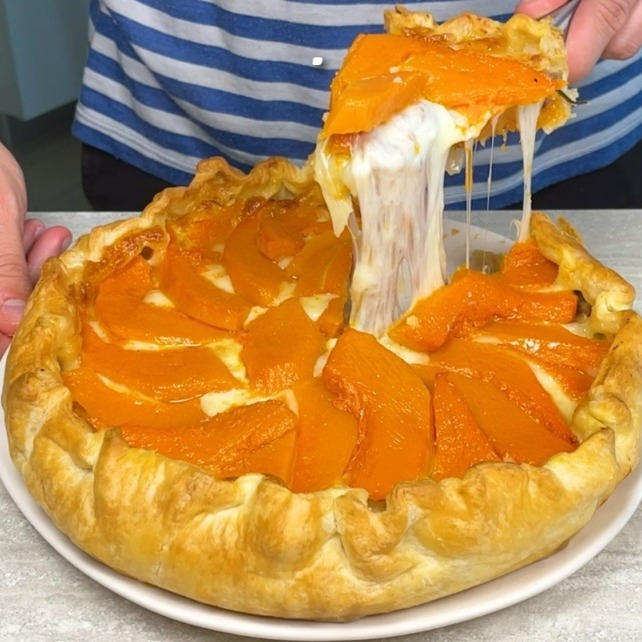 Torta salata zucca e salsiccia: la ricetta del rustico gustoso e saporito