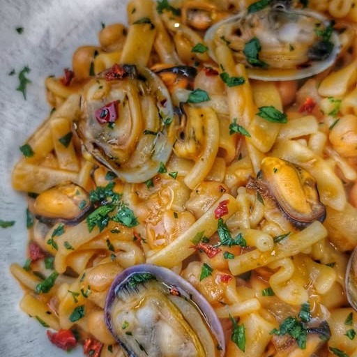 PASTA MISTA CON CECI, COZZE E VONGOLE VERACI