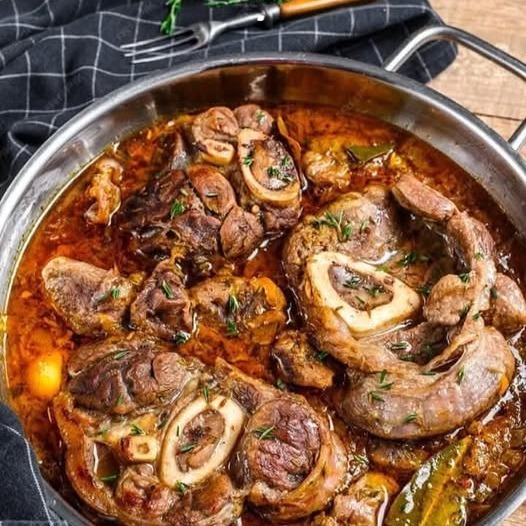 ossobuco, una specialità della cucina italiana. Ecco gli ingredienti e il procedimento per prepararlo