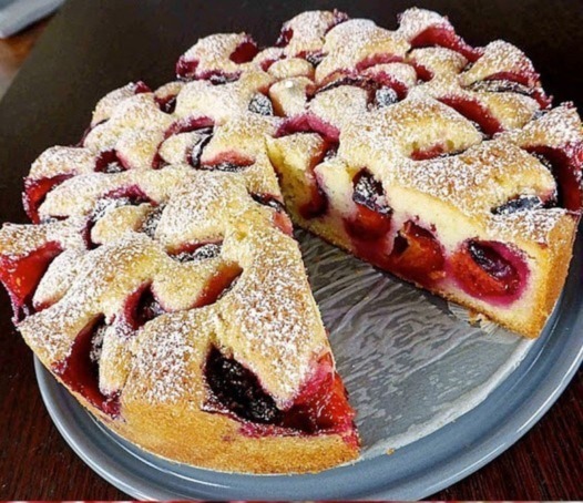 Torta di ciliegie allo yogurt mega deliziosa, preparata in 5 minuti