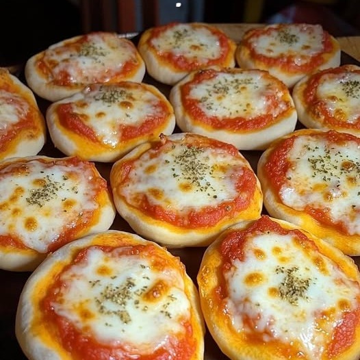 Pizzette da Buffet: una delizia irresistibile che conquisterà il tuo cuore e i palati di tutti! Perfette per ogni occasione