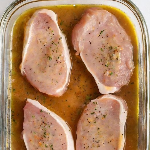 La mamma intinge le costolette di maiale nella salsa più deliziosa. Questa ricetta è incredibilmente deliziosa