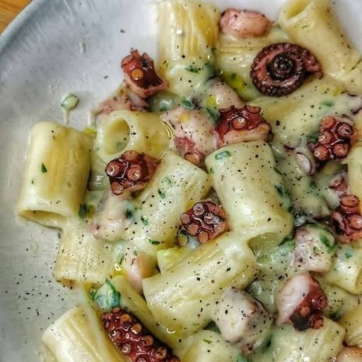 MEZZE MANICHE CON POLPO, PATATE E PREZZEMOL