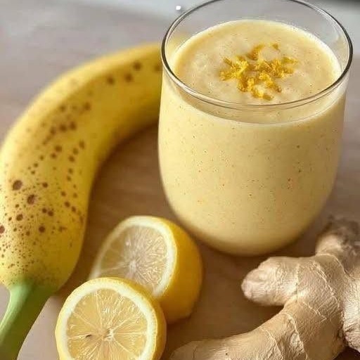 Frullato rinfrescante con banana, limone, zenzero e curcuma