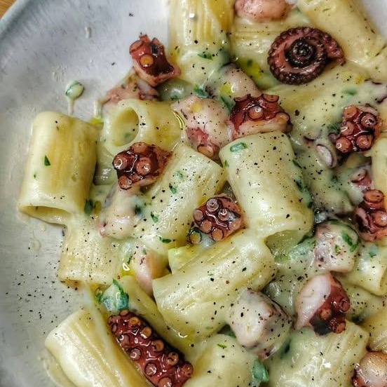 MEZZE MANICHE CON POLPO, PATATE E PREZZEMOL