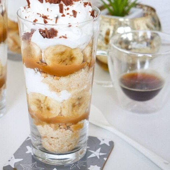 Dessert con banane e kajmak