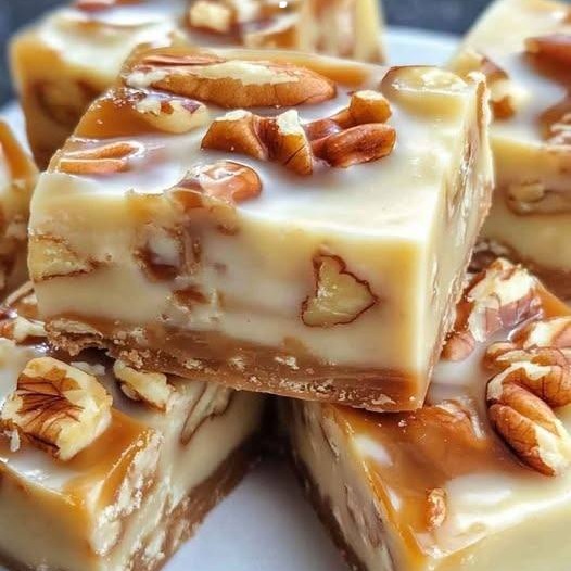 Fudge al cioccolato bianco, caramello e noci pecan