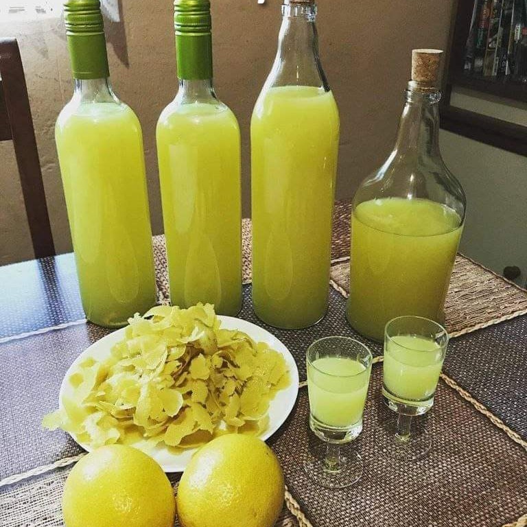 Come preparare il limoncello fatto in casa, facile e delizioso!