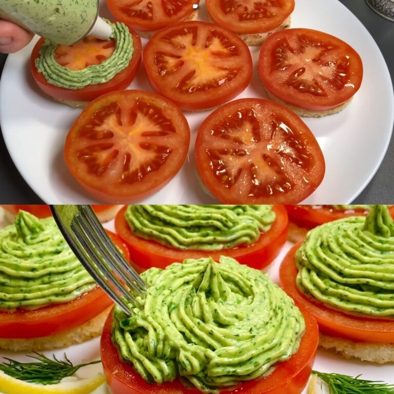 Toast con avocado e formaggio cremoso con erbe fresche e pomodori