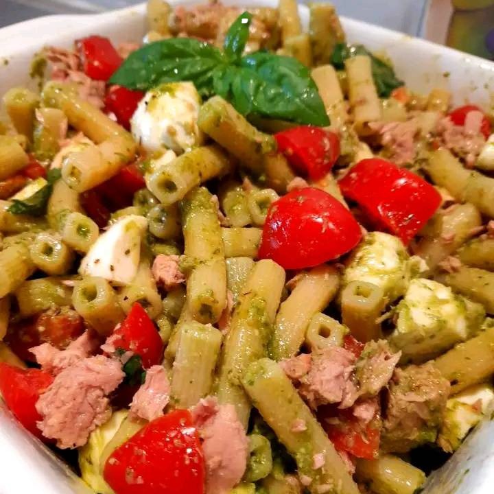 Pasta Fredda con Pesto Fresco Tonno Pomodorini e Mozzarella