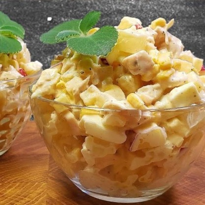 Insalata con pollo, ananas, mais e mela