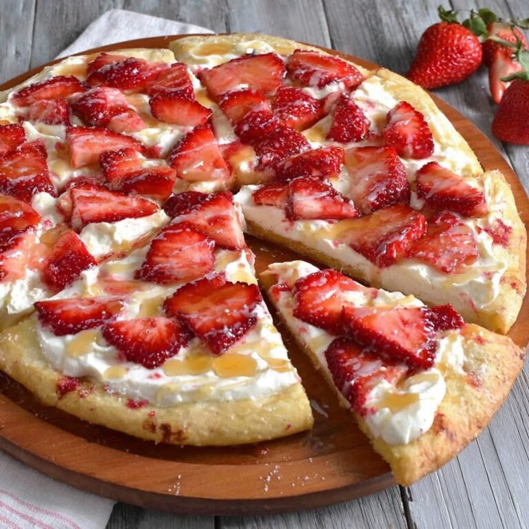 Pizza dolce con mascarpone e fragole fresche