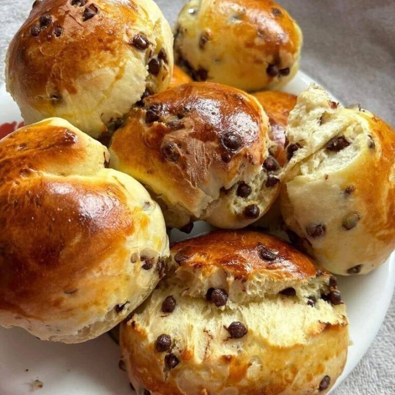 Provate la brioche con gocce di cioccolato, un dolce semplicissimo da preparare