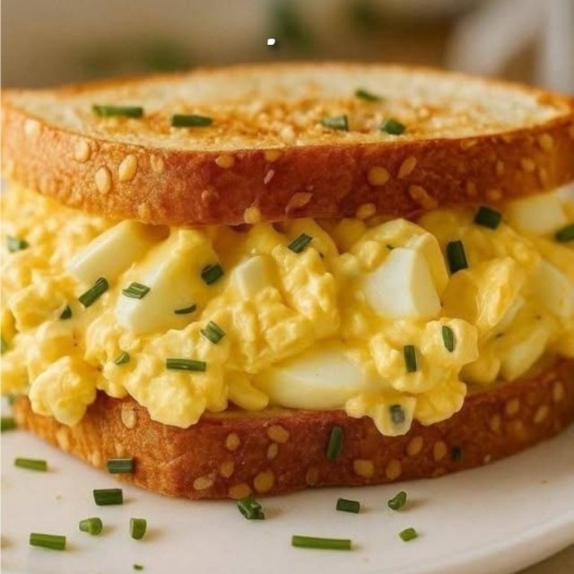 Panino con insalata di uova: cremoso, saporito e facile da preparare!