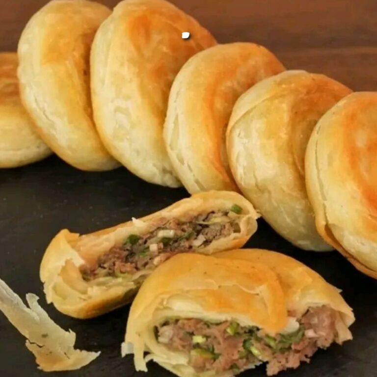 Come preparare le torte cinesi di pasta sfoglia con carne di manzo: la tecnica per ottenere la pasta sfoglia è molto semplice.