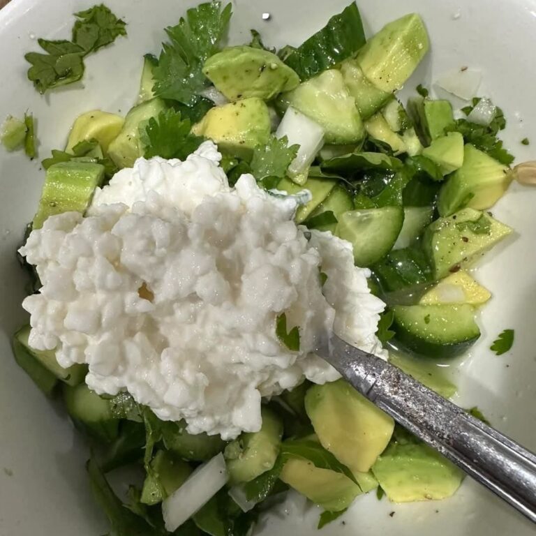 Il mio nuovo snack proteico preferito: avocado, cetriolo, coriandolo, limone spremuto, cipolla, sale, pepe e una spolverata di ricotta!