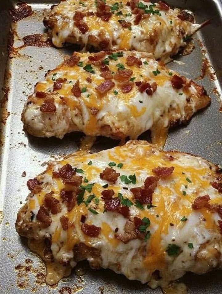 Pollo croccante al forno con formaggio cheddar, mozzarella e pancetta