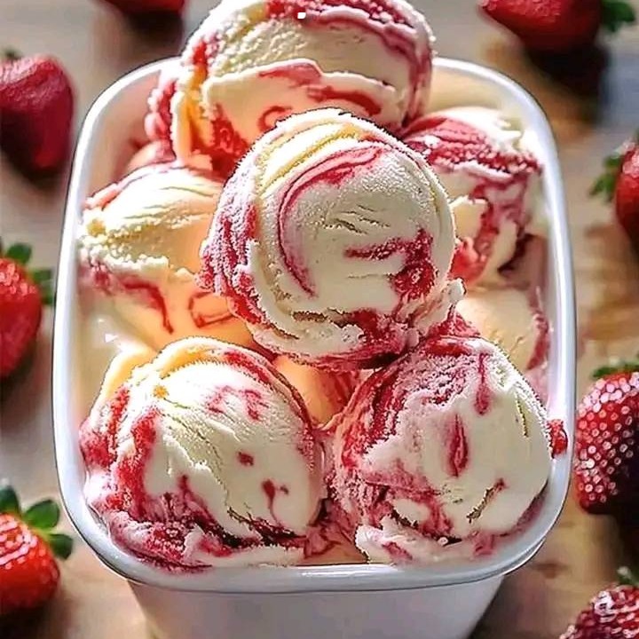 Gelato alla fragola e vaniglia: una dolce pallina di piacere