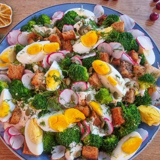 Insalata di broccoli e piselli: fresca, leggera e nutriente