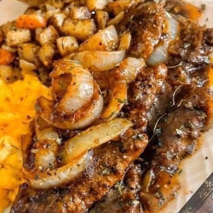 Bistecca a cubetti con salsa di cipolle