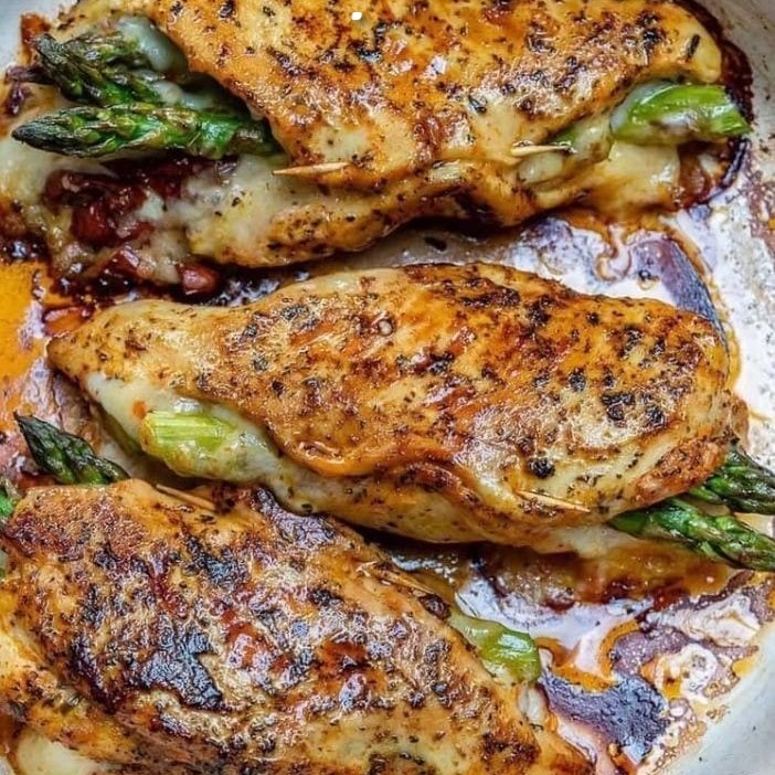 Petto di pollo ripieno alla greca con asparagi, mozzarella secca e mozzarella fresca