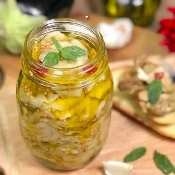 Le melanzane sott’olio fatte in casa si preparano nei mesi estivi da conservare per il lungo periodo invernale