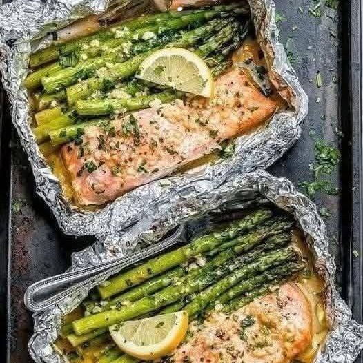 Salmone al forno in cartoccio con asparagi e salsa al burro, aglio e limone