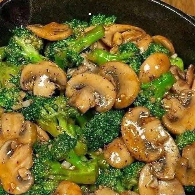 FUNGHI ALL’AGLIO E BROCCOLI
