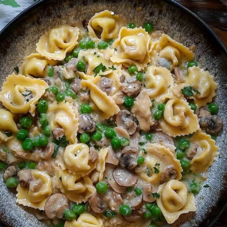Lasciati conquistare da un piatto di tortellini cremosi alla boscaiola