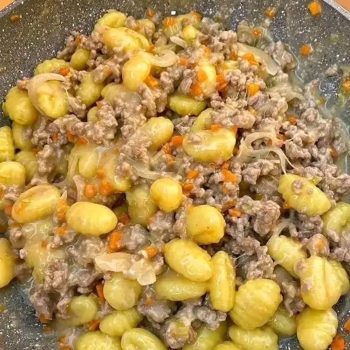 Gnocchi con ragù bianco