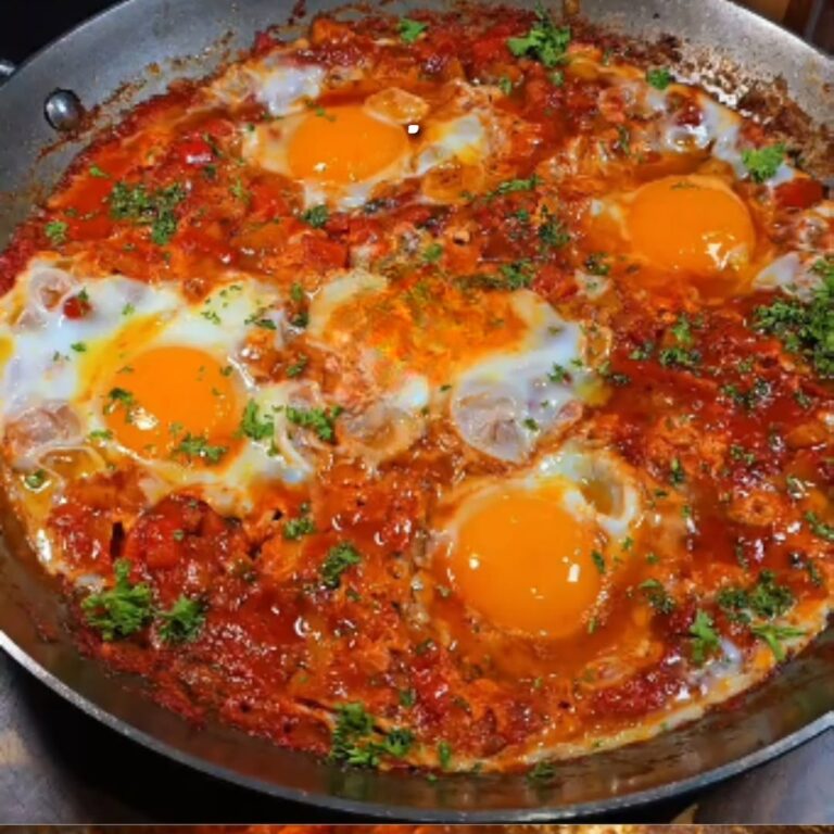 Chakchouka (due versioni): tradizione maghrebina e shakshuka mediorientale