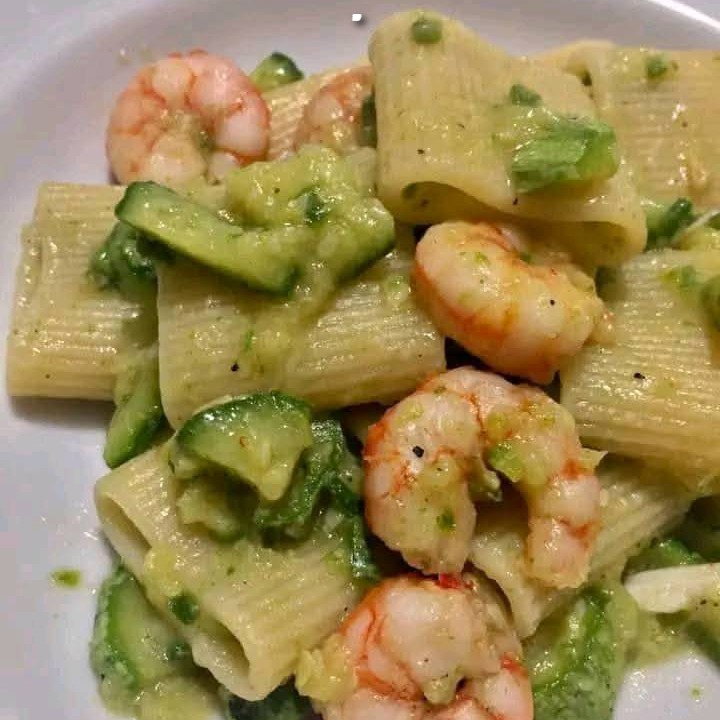 Mezzi paccheri con gamberi e zucchine